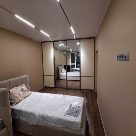 Раздвижные двери купе для встроенного шкафа в спальне 